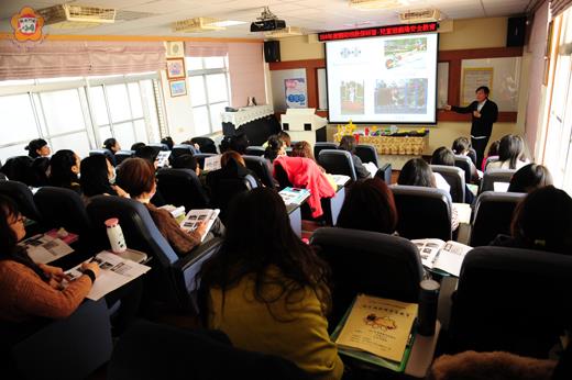   安瀾國小昨日開辦幼兒遊戲場安全教育研習活動，課程中邀請到SGS台灣檢驗科技股份有限公司講師王俊傑到場開講。（董森堡攝）