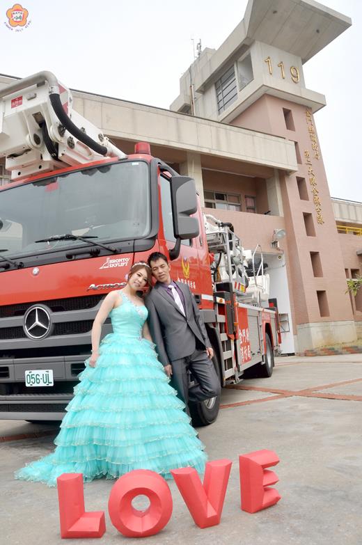   因救生而「合拍」的李彥概和楊惠媛昨天在金湖分隊拍119婚紗；畫面中的「LOVE」是由楊惠媛的妹妹以手工製作。（張建騰攝）