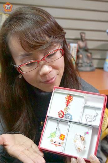 新年討吉利求好運，金門縣社區大學講師鄭麗芬，今年設計象徵圓滿、聚好運、消災解厄等祝福之吉祥結，和可愛版羊年吊飾，其做法將在社大課程以及金門縣串珠協會課程中呈現，也歡迎有興趣者加入。（陳麗妤攝）