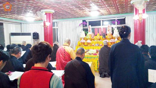   昨農曆正月初九，海印寺在性海師父主法下舉辦「供佛齋天」法會，近百位佛教徒在昨日凌晨摸黑登山參加法會。（翁維智攝） 