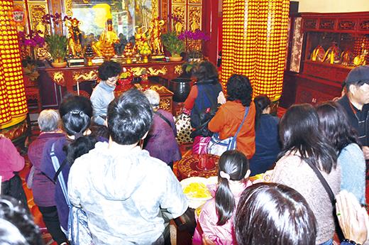 走春 祈福
太武山海印寺昨湧現禮佛和祈福人潮，洋溢著熱鬧氣氛。
 （楊水詠攝）