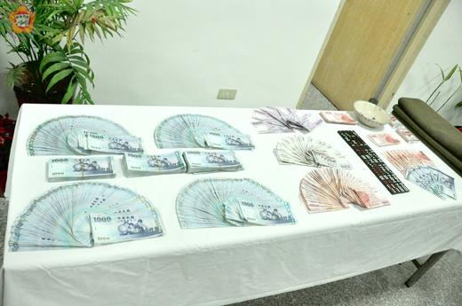 縣警局金湖鎮料羅一間頹屋查獲聚賭抽頭職業賭場，當場查扣賭資與賭具。（莊煥寧攝）