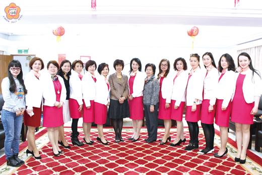 廈門市女企業家協會一行人拜會金門縣議會，議長洪麗萍與會長陳琦琪相互交換紀念品，並合照留念。（議會提供）