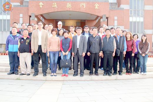 澎湖縣議會議長劉陳昭玲偕副議長陳雙全昨率團抵金門縣議會拜會,受到縣議會議長洪麗萍和副議長謝東龍等人的歡迎。(楊水詠攝)
