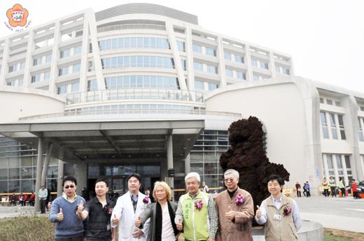   王必勝（左三）、陳滄江（右三）、洪長享（左二）、陳和豐（右一）、蔡炳火（左一）、簡明輝（左四）、楊樹森（右二）為金門醫院綜合醫療大樓「攜緣繫園」公共藝術剪綵後合影。（張建騰攝）