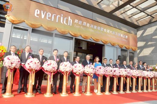 用八十億元新台幣打造而成的昇恆昌「金湖廣場」和「金湖大飯店」於昨天正式開幕。參加剪綵者有:江松樺(左九)、蕭萬長(右八)、楊忠禮(右七)、劉捷明(左四)、林德恭(左五)、李深靜(左六)、詹啟賢(左七)、Selina任家萱(左八)、關中(右六)、楊應雄(右五)、林郁方(右四)、謝東龍(右三)、解濱(右二)、吳錫顯(右一)、楊肅元(左三)、林炳坤(左一)、金門大學校長黃奇(左二)。
(張建騰攝)
