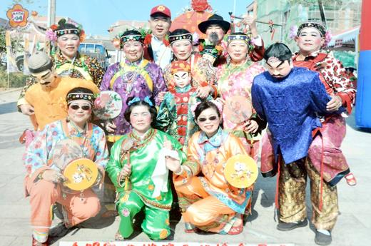   「國土空間發展特展」離島主題週活動，金門縣公揹婆民俗協會代表本縣前往演出。（莊煥寧翻拍）