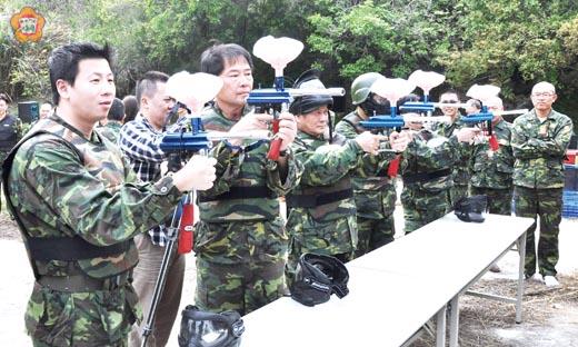   高雄汽車客運公司前進金門參加「勇闖英雄島」活動，並與觀光處長王中聖、金城鎮長石兆瑉等人體驗漆彈的樂趣。（李金鎗攝）