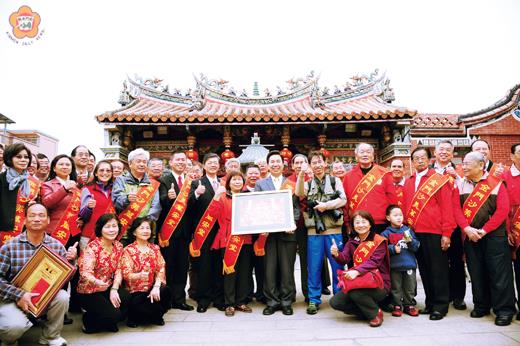   沙美萬安堂昨舉行文昌帝君神誕醮慶活動，陳縣長等人頒發獎學金及攝影比賽得獎人員。（董森堡攝）