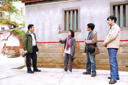   來自山東泰山石敢當民俗文化研究院的研究團隊在院長房慶安的帶領下，抵金門展開三天二夜的研究考察行程，並實地走訪金沙、金寧、金城各鄉鎮記錄石敢當文化。（董森堡攝）