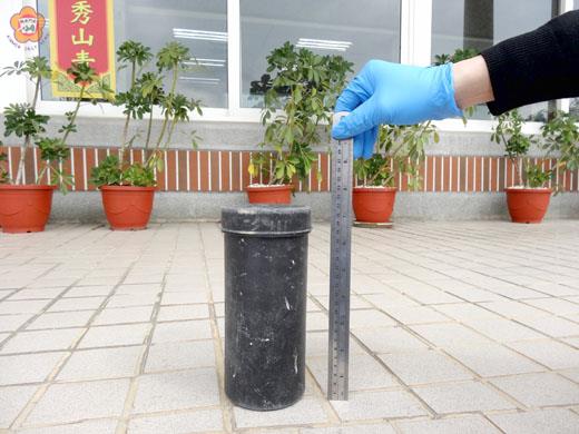   環保局以及金門港務處在海邊與水頭商港內發現有不明罐裝物，開罐檢視發現罐內有塑膠袋包裹之褐色玻璃瓶及些許白色粒狀物，玻璃瓶內有強酸液體。（環保局提供）