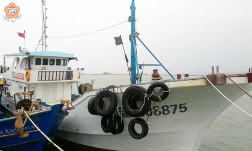   大陸閩龍漁龍海籍漁船過去船身原本皆為藍色，「閩龍漁08875號」卻漆成全白色，成了「保護色」，差點讓海巡人員誤以為金門籍漁船。（金門海巡隊提供）