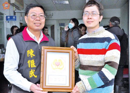   金湖衛生所主任林奇樺（右）讓地方人士有感；正義里里長陳偃武（左）以「仁心仁術、視病猶親」的感謝狀表示肯定。（張建騰攝）