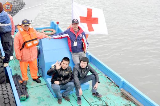 大陸廈門兩名彭姓走私販坐在驅離舢舨上揮手說：「不會再來了。」（楊水詠攝）