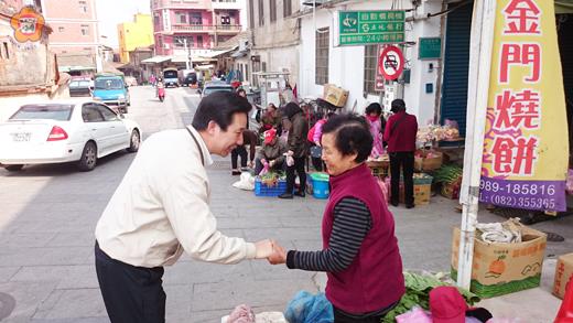 縣長陳福海昨走訪沙美菜市場，向商家及採買民眾親切致意，並傾聽民意。（縣府提供）