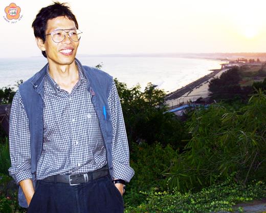   「華人世界冰心文學獎」，金門縣籍詩人畫家許水富以「飢餓」詩集榮獲第二名，金門藝文界引以為傲，認為是「金門之光」。（蔡顯國提供）