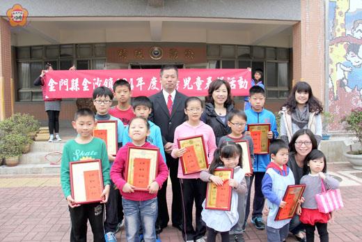   金沙鎮長陳其德昨利用朝會期間，前往金沙學區內各所學校頒發優秀兒童獎項。（金沙鎮公所提供）