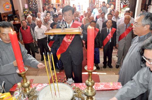   太原堂金門王氏宗親會昨在「閩王祠」舉行始祖開閩王聖誕的祭祖典禮，副縣長林德恭代表陳縣長前往主持祭典。
（李金鎗攝）