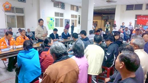 金門大橋道路規劃案說明會，陳福海昨前往湖下村聽取民眾意見。
（許峻魁攝） 