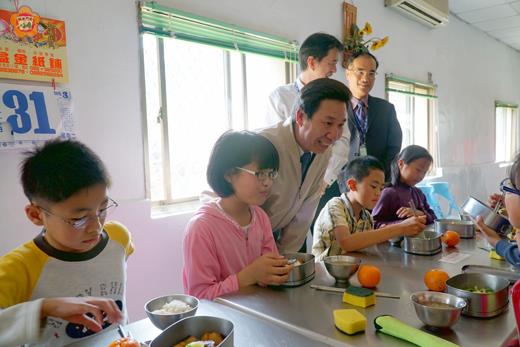   關心學童營養午餐供應狀況，陳福海昨前往湖埔國小視察。（許峻魁攝）