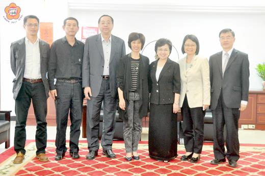   監委江綺雯、王美玉、包宗和等人抵金巡察，並前抵議會拜會，議長洪麗萍與副議長謝東龍及議員石永城、李應文反映地方民眾的問題，爭取柏台大人的協助，並合照留念。（莊煥寧攝）