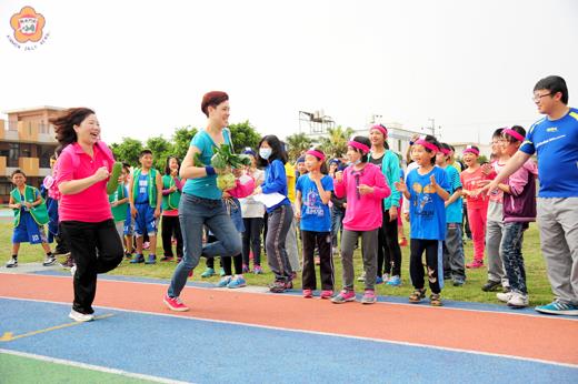   何浦國小昨日舉行別開生面的慶祝活動，學童們大跳小蘋果健身，還安排有趣的蔬菜接力比賽，讓師生們以平日可見的蔬果當作接力棒進行跑步競技，提前歡渡快樂的兒童節假期！（董森堡攝）