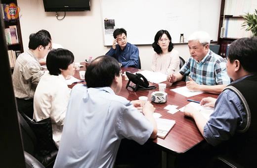   針對離島建設條例有關公有土地讓售作業審查，陳滄江昨天專程赴立法院請立法院柯建銘國會辦公室召開協調會。（陳滄江提供）