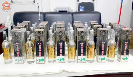 縣警局刑大結合金酒公司跨海偵破偽造金門酒廠陳年特級高粱酒(俗稱黑金剛)案。（縣警局刑大提供）