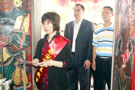   賢聚泰安宮福佑聖侯恩主聖誕千秋慶典，議長洪麗萍偕同副議長謝東龍與議員及議會主管前往敬賀，並獻爐敬金祈祝神明保境安民。（議會提供）