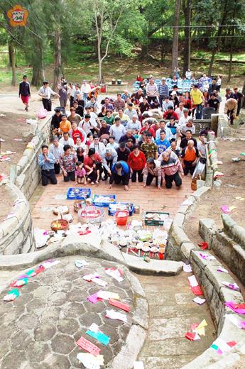 六百多名來自台金各地的瓊林蔡氏宗親昨日前往太武山軍事管制區祭祖，為安葬當地的五世祖靜山公和前清水師提督蔡攀龍祖墳掃墓致祭。（董森堡攝）