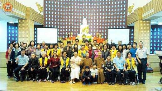 佛光山金蓮淨苑「三陽和諧」講座，日前邀請國際佛光會檀講師孫娟娟為大家演說，講座結束後，孫娟娟親切的與大家合影。（翁維智攝）