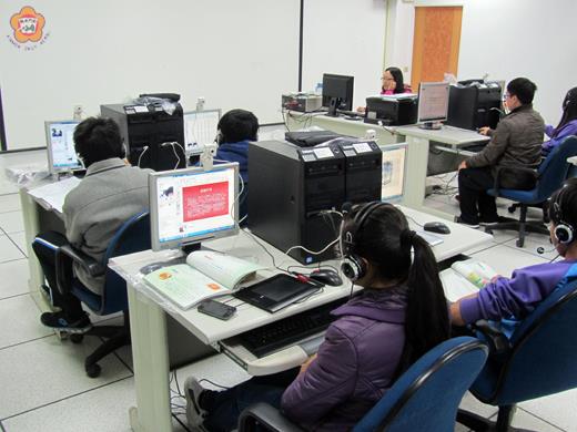   烈嶼國中申請教育部今年度數位學伴線上課業輔導服務，圖為20位學生透過網路平臺，接受台灣教育大學大學生一對一的即時線上學習與陪伴。（許加泰攝）