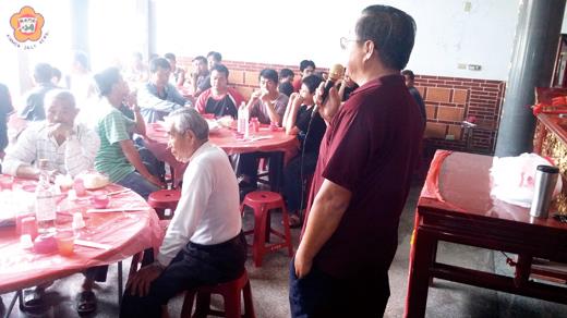   清明日，金門各姓氏宗族有傳統祭祖及「吃頭」習俗，老、中、青族人相聚一堂，聽取宗親會理事長說明宗族的事務。（許加泰攝）