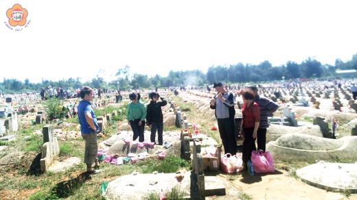  昨日是清明節，民眾並依地方習俗在墓上「掛墓紙」，虔誠的祭拜先人，表達一份孝思的心意。（許加泰攝）