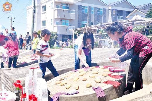 掛墓紙添新瓦
  圖文／翁維智