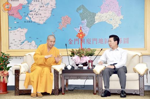 對於「千缽文殊菩薩」的安座選址，財團法人金門大佛園區開發基金會董事長性海法師昨偕前縣長李炷烽等人拜會縣長陳福海，就金門大佛園區的開發集思廣益。（翁維智攝）