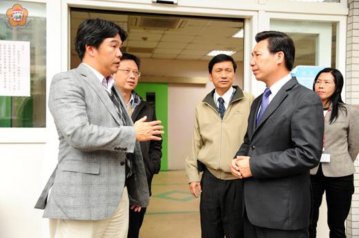   針對衛福部金門醫院舊有急診大樓五、六樓層改裝，並移作護理人員宿舍使用，縣長陳福海昨會同衛生局局長陳天順、金門醫院院長王必勝、副院長董文雅等人前往視察。（董森堡攝）