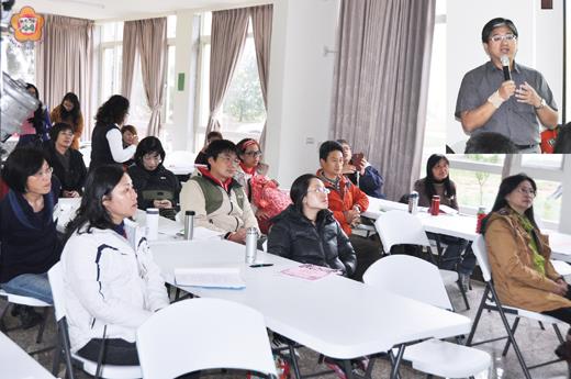   金門縣生命線協會昨日起一連兩天舉辦第一期志工培訓，並邀請國際生命線台灣總會秘書長何振宇主講。（李增汪攝）