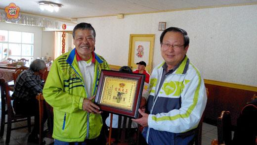   金門日報老戰友董啟明（左）人生謝幕，諸親好友萬般不捨！（翁維智攝）