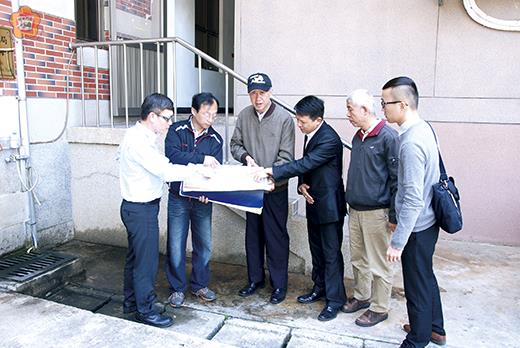   消防局配合縣長陳福海「節水、保水」的抗旱理念，局長楊肅凱（左三）推動節水三方案，全面檢討加裝或汰換省水裝備、生活用水回收再利用，並計畫設置雨水回收系統。（許加泰攝）