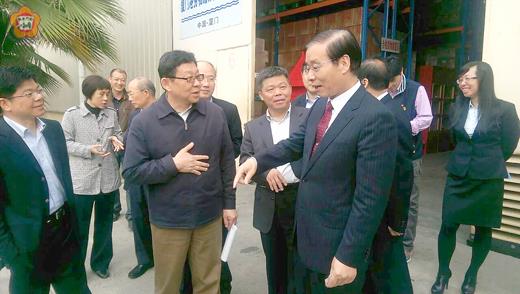 大陸海協會會長陳德銘一行四月十二日參訪金酒廈門保稅倉庫，受到總經理陳永明等歡迎。（照片由金酒公司提供）