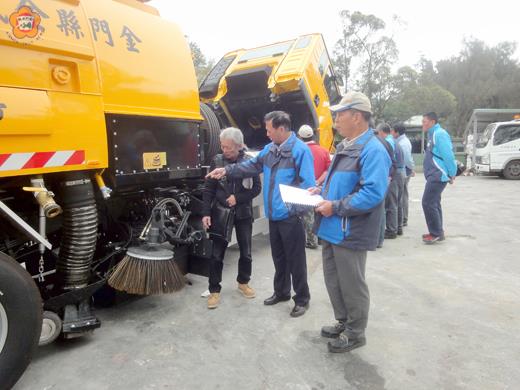   金城鎮公所採購小型道路清潔車，昨進行交車及驗收。（李金鎗攝）