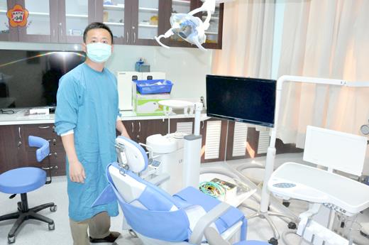 金醫牙科主任洪長享介紹特殊需求者牙科醫療服務示範中心，可提供患者口腔醫療照護、健全兒童牙科治療，提供全身麻醉進行全口重建治療服務。（楊水詠攝）