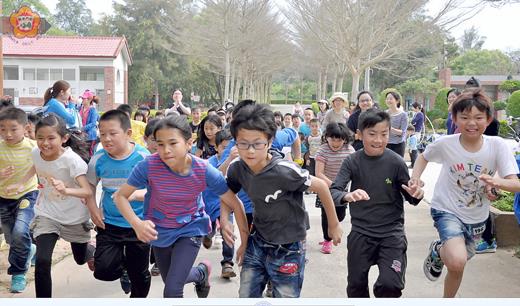 多年國小校園越野賽跑，學生們奮力起跑！（多年國小提供）