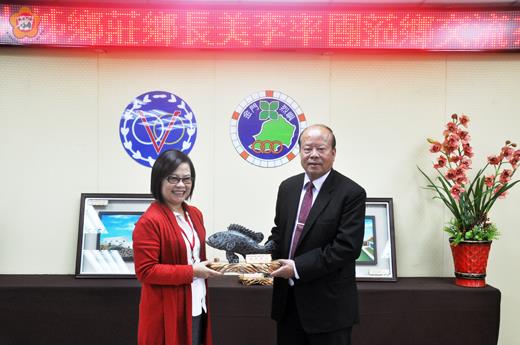   白沙鄉鄉長莊美李昨日率團到姊妹鄉烈嶼鄉作客，受到熱情的接待，烈嶼鄉長洪成發（右）、白沙鄉長莊美李互贈紀念品，珍惜四十一年的結盟情誼。（許加泰攝）