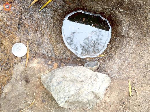 仙井泉水經整理後水位下降，隔日水位隨即上升至泉口處，有如傳說般泉水潺潺、終年不涸。（董森堡攝）