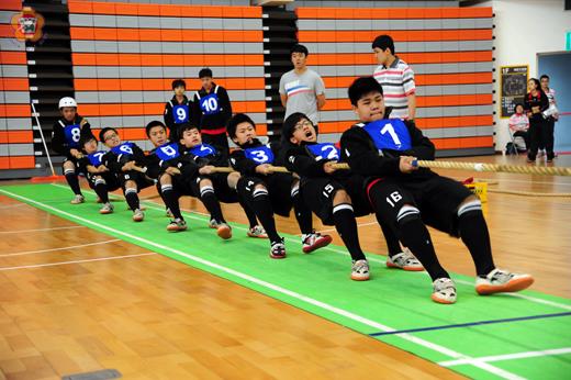   金門縣104年度國民中小學拔河錦標賽昨日於金湖體育館隆重登場，各校更是動員學生到場為拔河隊加油打氣，在進行一天的賽事比拚後，金寧國中拿下國中男子組第一名。（董森堡攝）