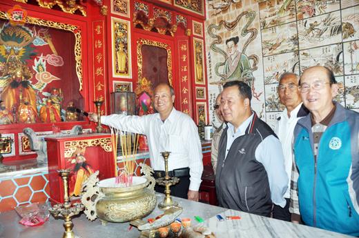   世界孫氏宗親聯誼總會會長孫吉龍「小三通」到烈嶼湖井頭、東坑見證兩地神緣相同的歷史淵源，孫吉龍開心見到兩地民間共同祀奉孫姓祖佛真異大師的神像。（許加泰攝）