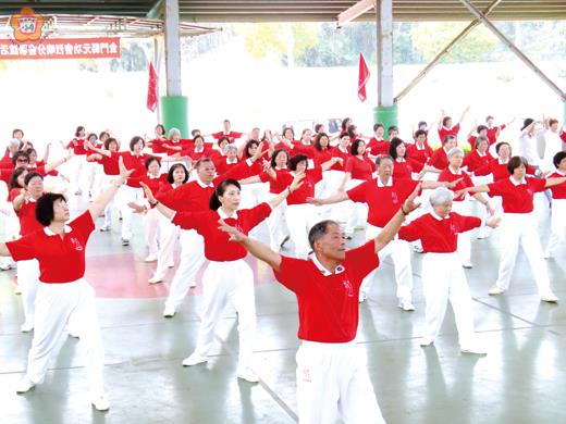   全縣元極人共聚烈嶼鄉「以舞會友」，元極舞運動委員會主任委員翁文仁帶領夥伴練習新改編舞集。（許加泰攝）