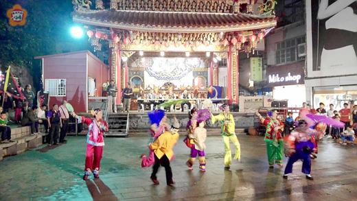   北鎮廟醮慶，管委會昨晚推出十二婆姐陣及公揹婆等民俗表演，現場熱鬧滾滾。（李金鎗攝）